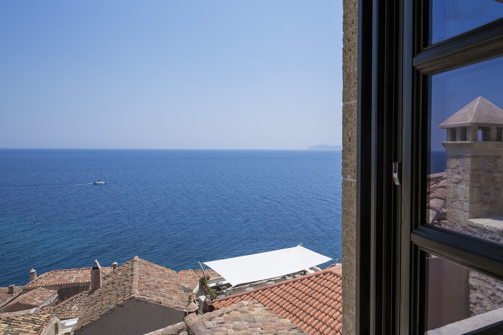 Moni Emvasis Luxury Suites 64/70