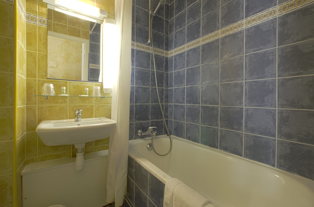 Brit Hotel Bosquet 24/27