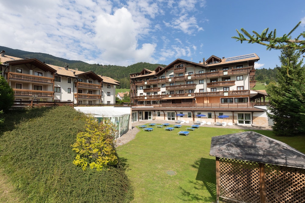 GOLF HOTEL 70/76