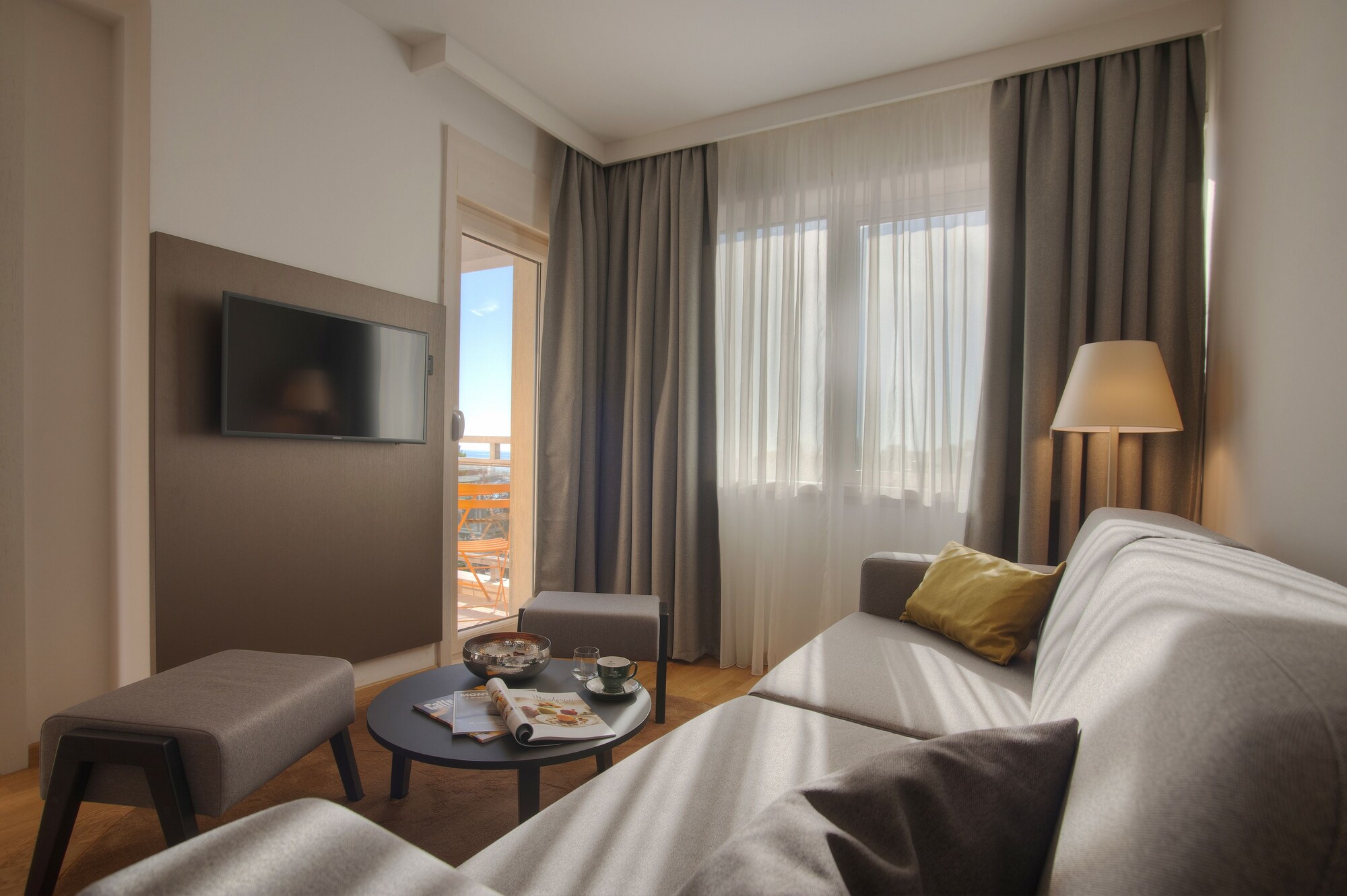 DELUXE, CITY VIEW