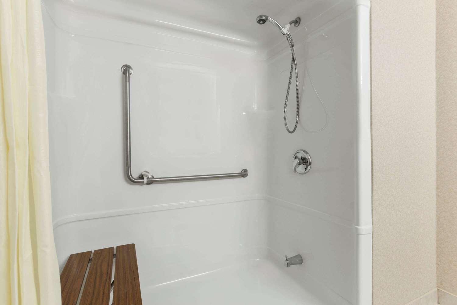 Days Inn & Suites by Wyndham Niagara Falls Centre St. By the Falls 10/11