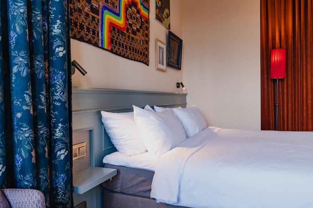 Honeymoon, Suite, King Bed, Hotel Mercier 6/10