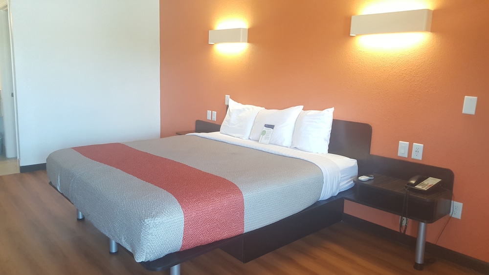 غرفة قياسية بسرير كينج، Motel6 Columbus, OH - OSU 6/8