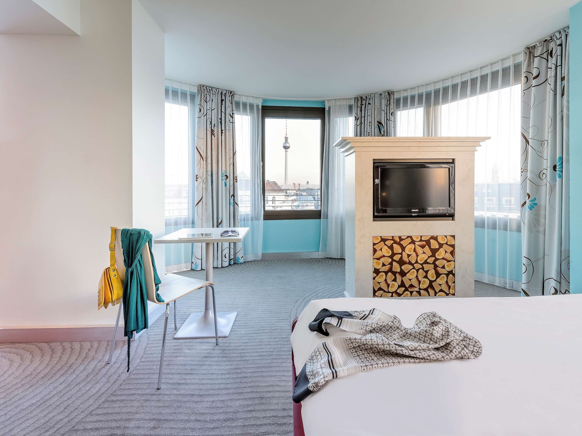 ROOM, QUEEN BED