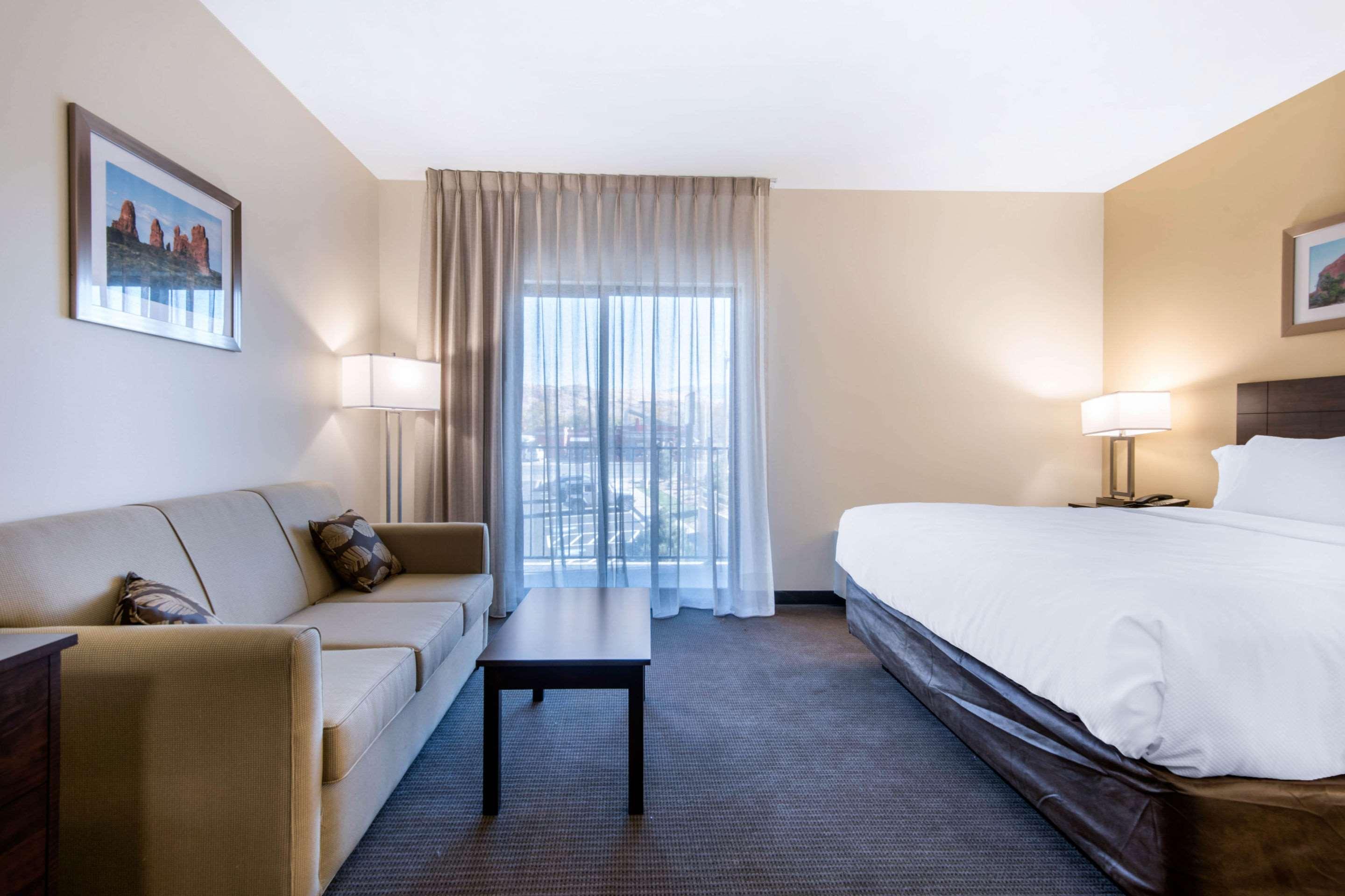 EFFICIENCY, SUITE, KING BED