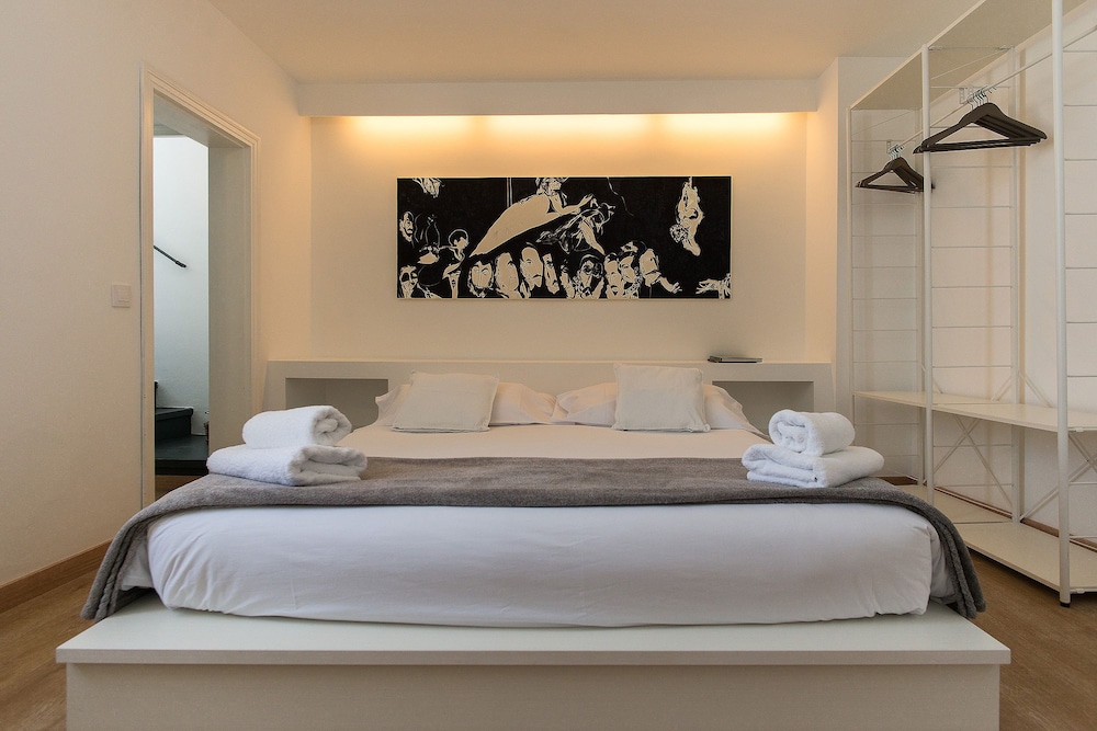 ROOM, DOUBLE BED