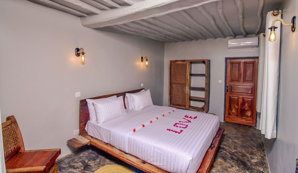 Ndame Beach Lodge 11/67
