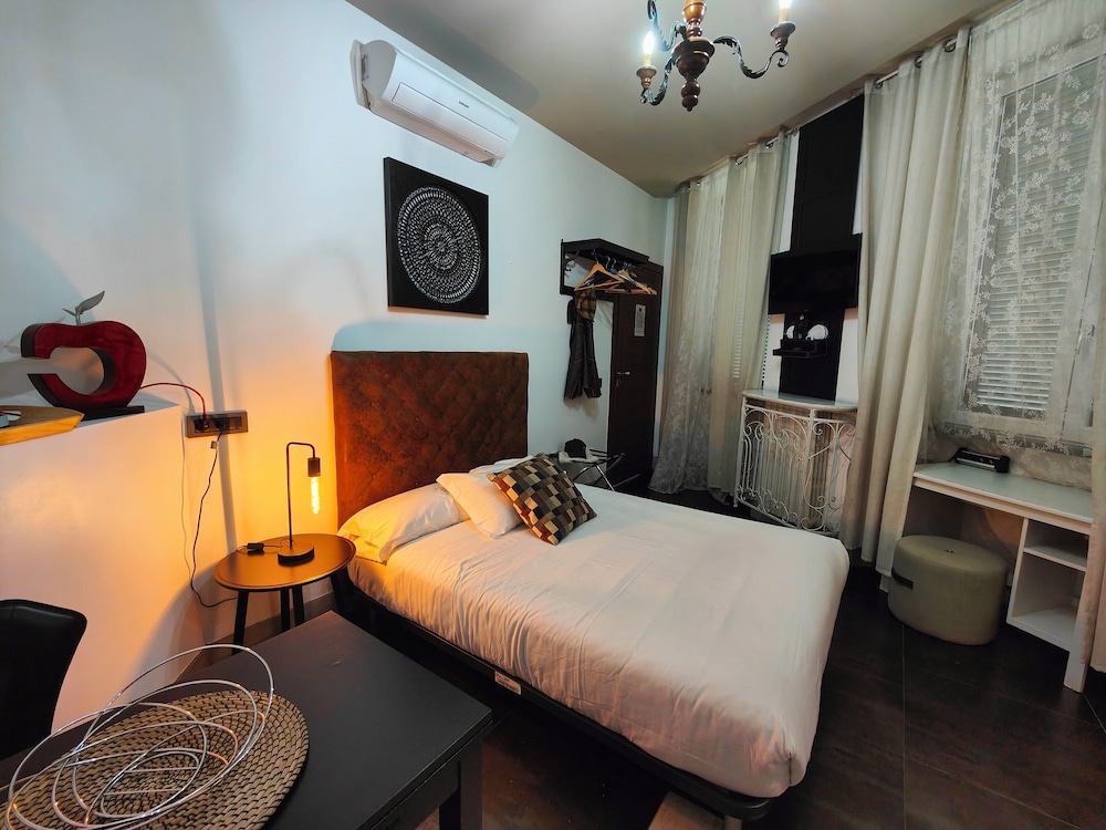 TINY, APARTMENT, FRENCH BED