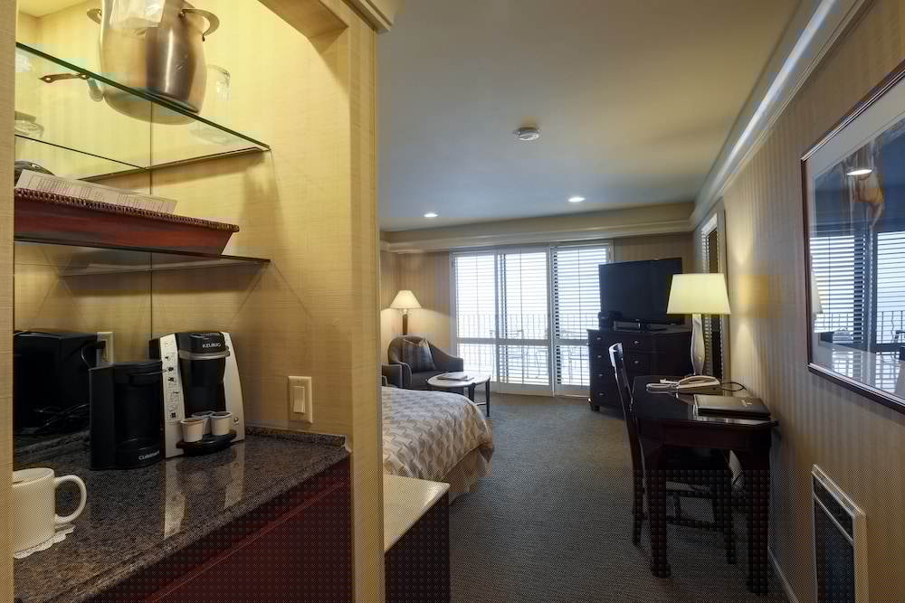Monterey Bay Inn 36/44