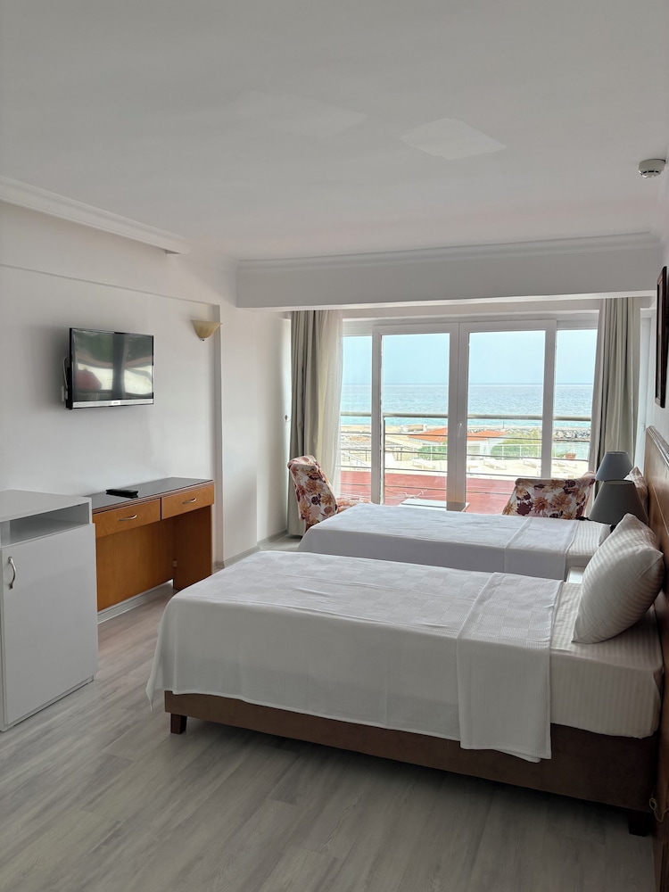 ADA BEACH HOTEL 7/50