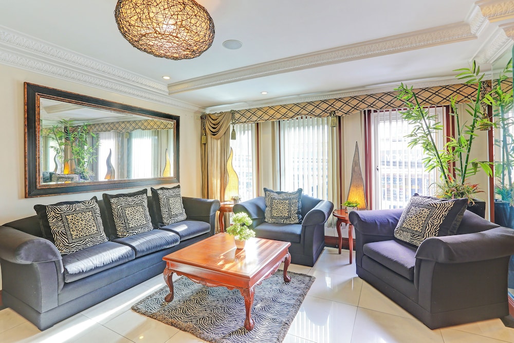 Townhouse OAK Makati Manila Near PNR Pasay Evangelista formerly VIP Suites 30/47