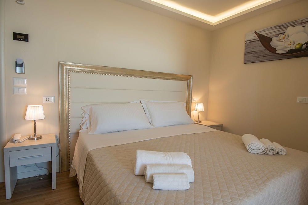 ROOM, KING BED