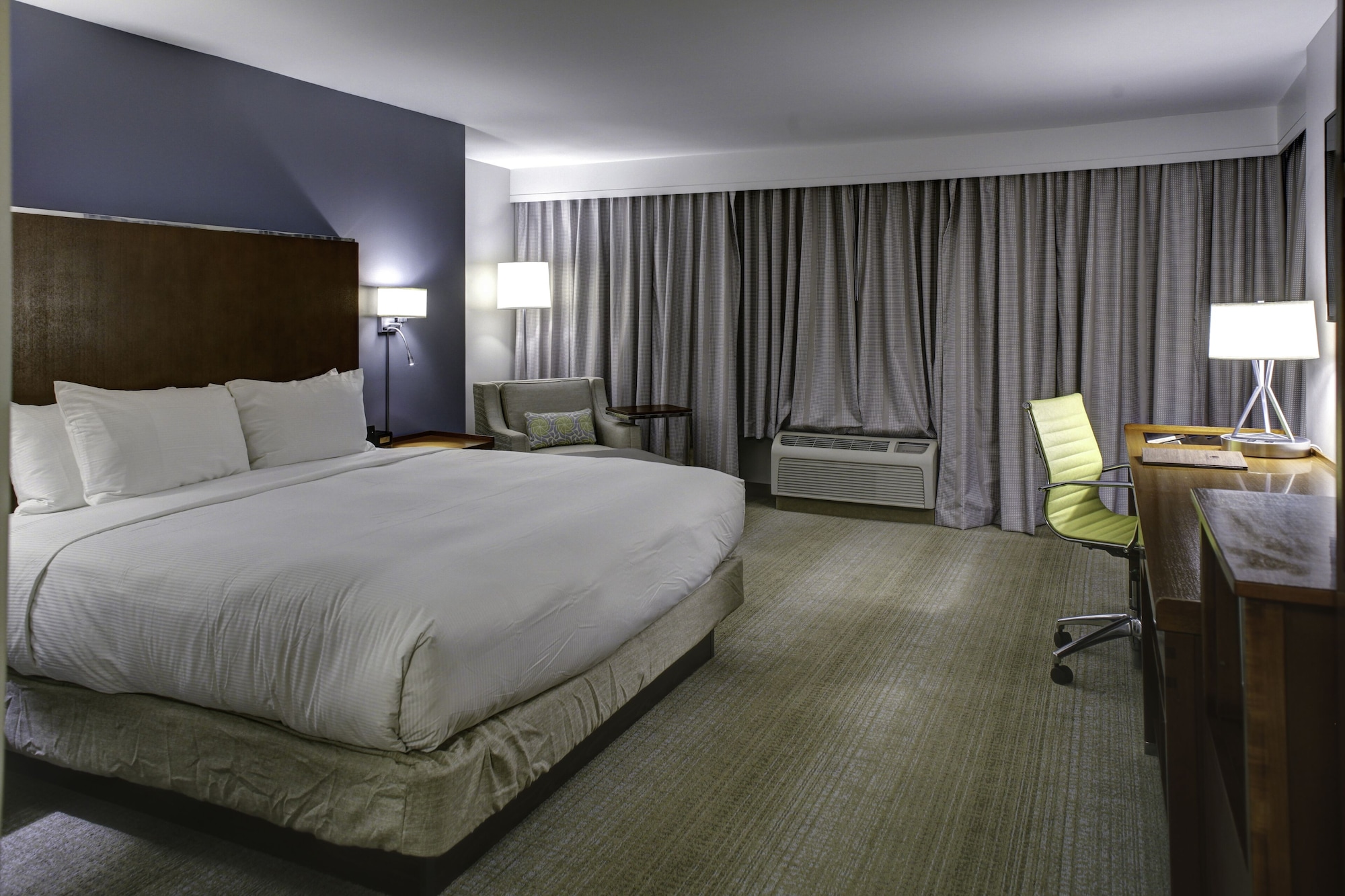 غرفة ركنية بسرير كينج بإطلالة على المدينة لذوي الإعاقة، Doubletree By Hilton Hotel Biloxi 2/4