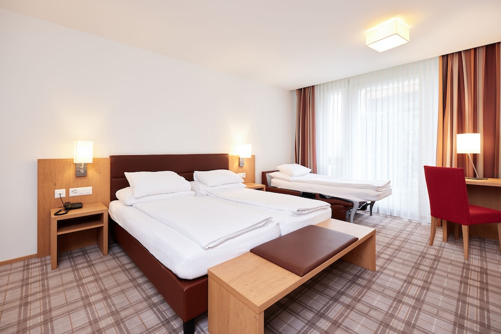 ROOM, QUADRUPLE