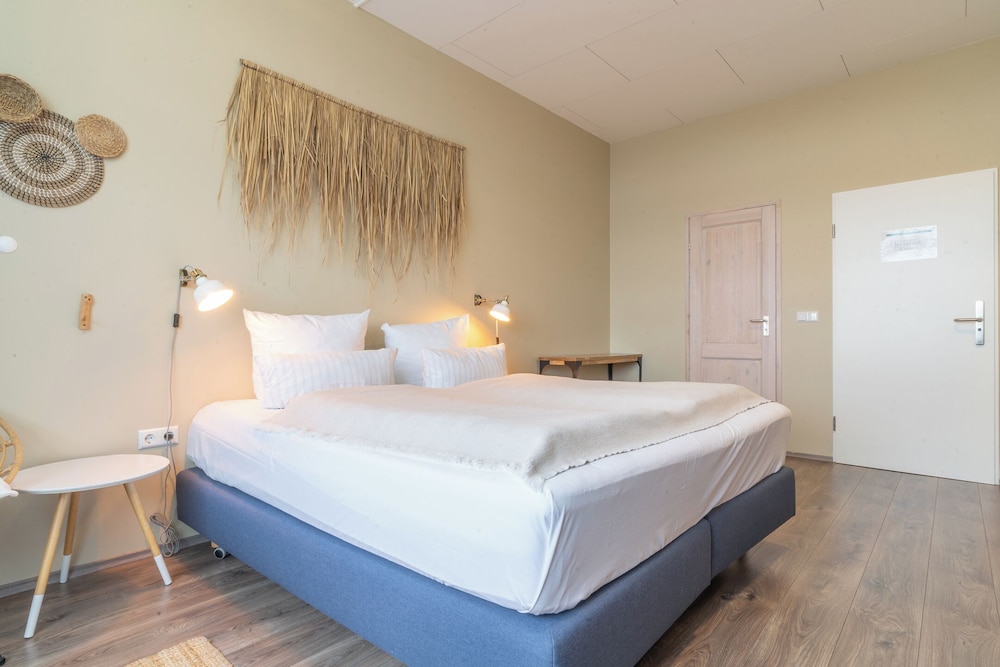 Aqua Hotel & Hostel 4/50