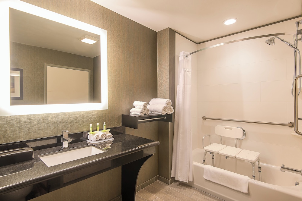 Holiday Inn Express and Suites Norwood Boston Area 37/40