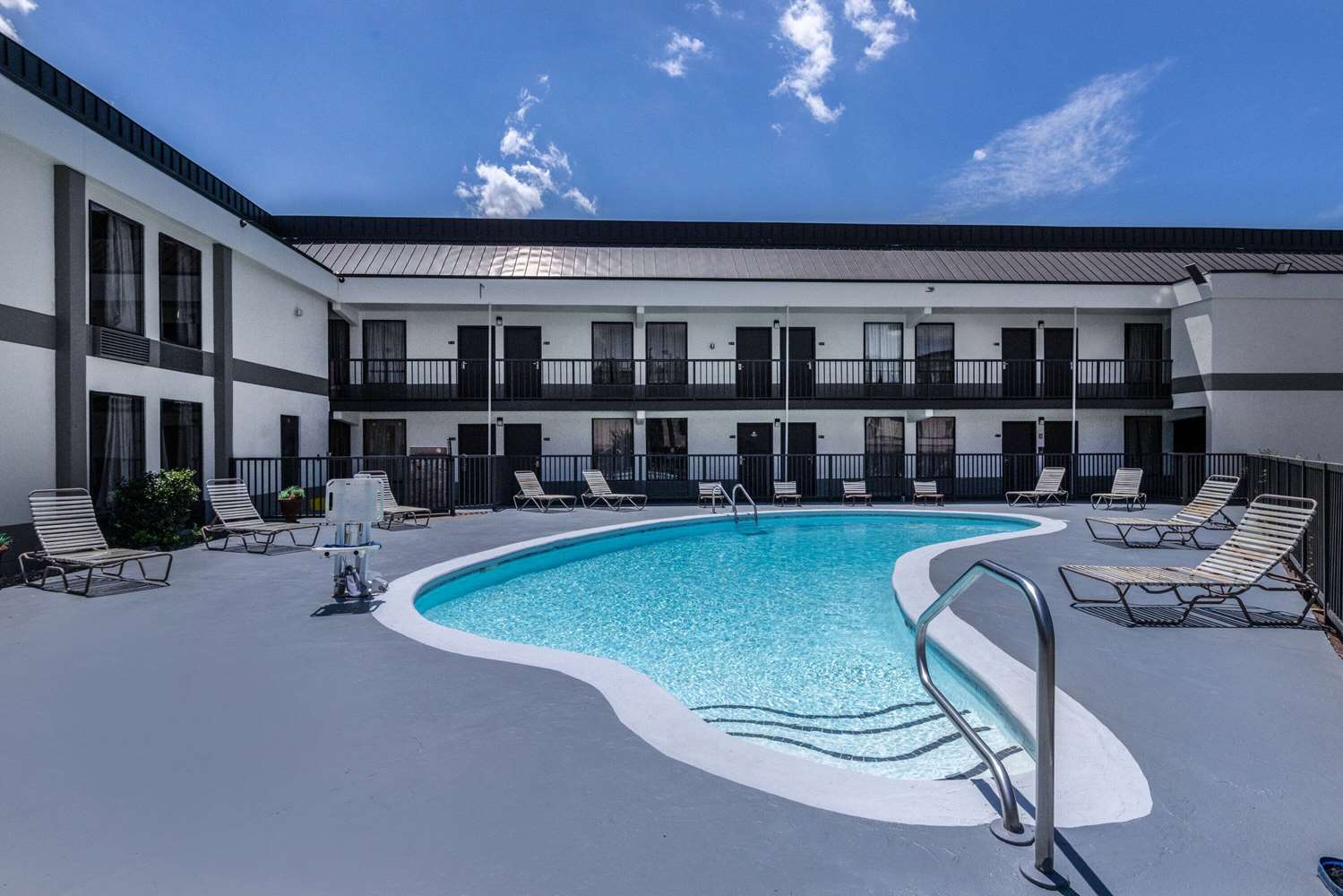 Days Inn & Suites by Wyndham Fort Bragg/Cross Creek Mall 37/41