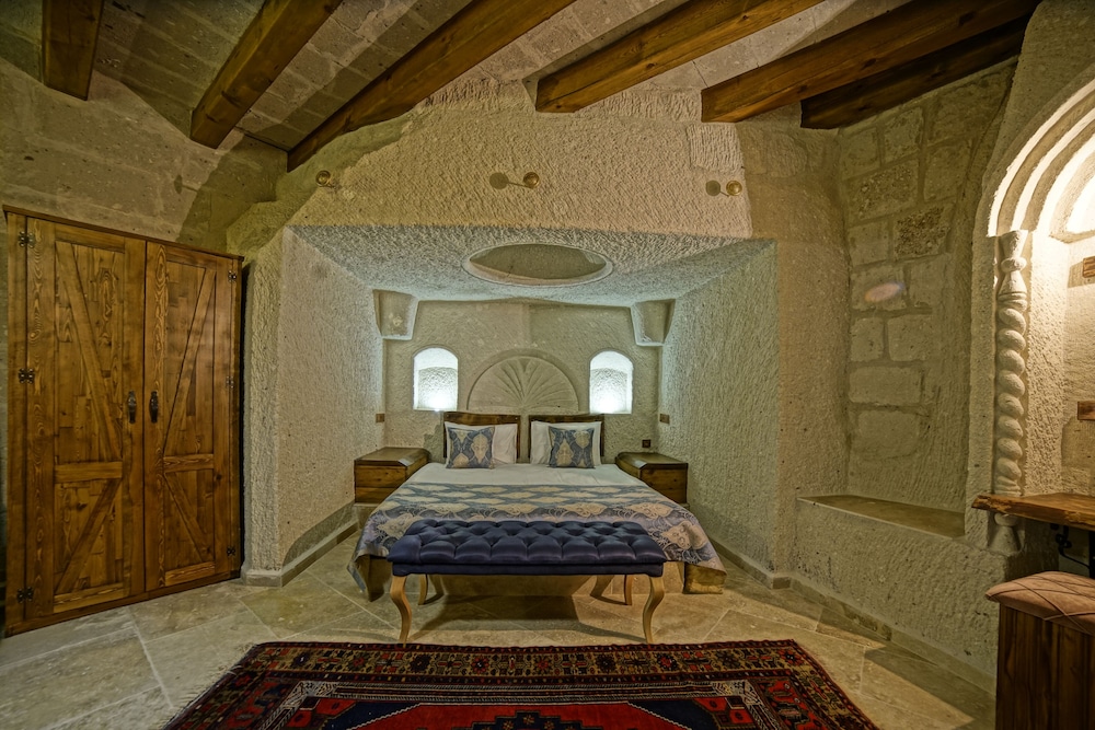 Risus Cave Suites 18/55