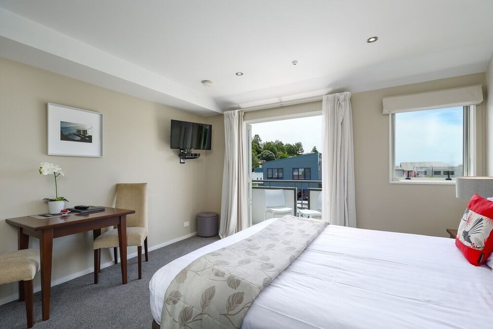 CHELSEA PARK MOTOR LODGE 22/66