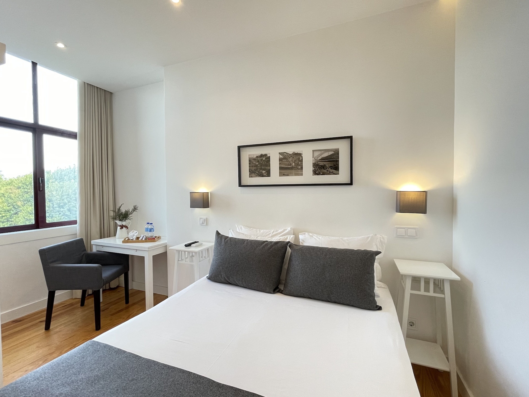 ROOM, DOUBLE BED