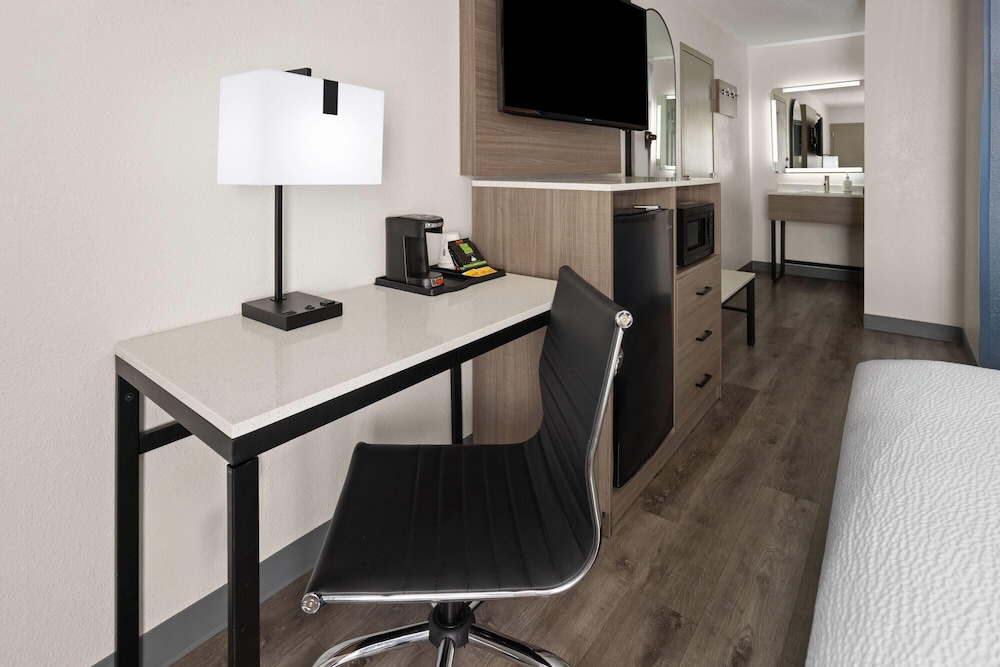 Baymont By Wyndham Fayetteville I-95 41/49