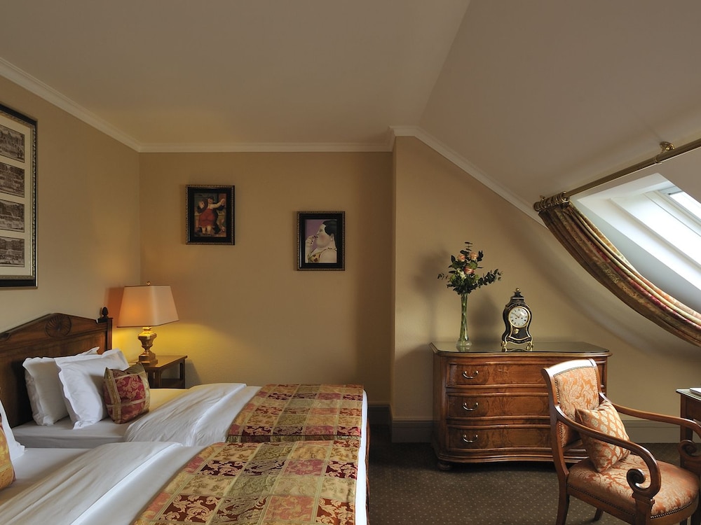 DUPLEX, TWIN BEDS