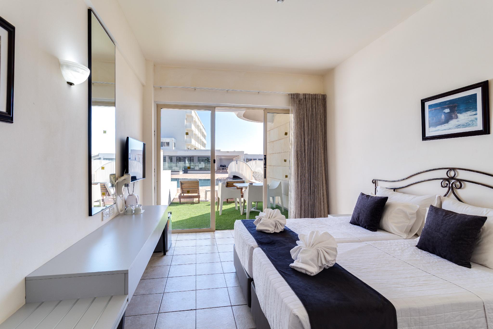 TWIN ROOM POOL VIEW