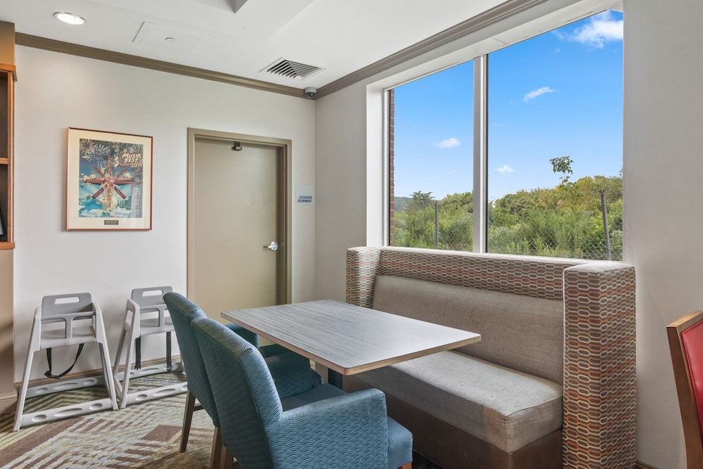 Holiday Inn Express Hotel & Suites Bethlehem 45/72