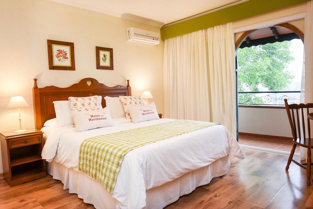 DELUXE, DOUBLE BED, GARDEN VIEW, BALCONY