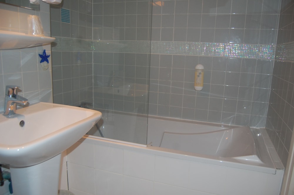 غرفة ثلاثية بسرير مزدوج وسرير فردي، Hotel Jean Bart 5/5