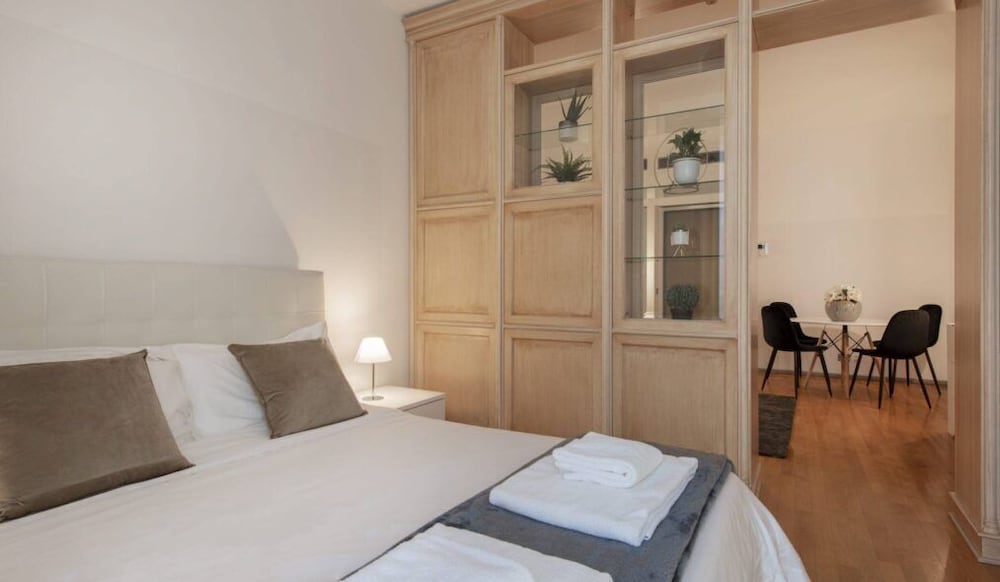 Milan Royal Suites Luxury Apartments 7/50