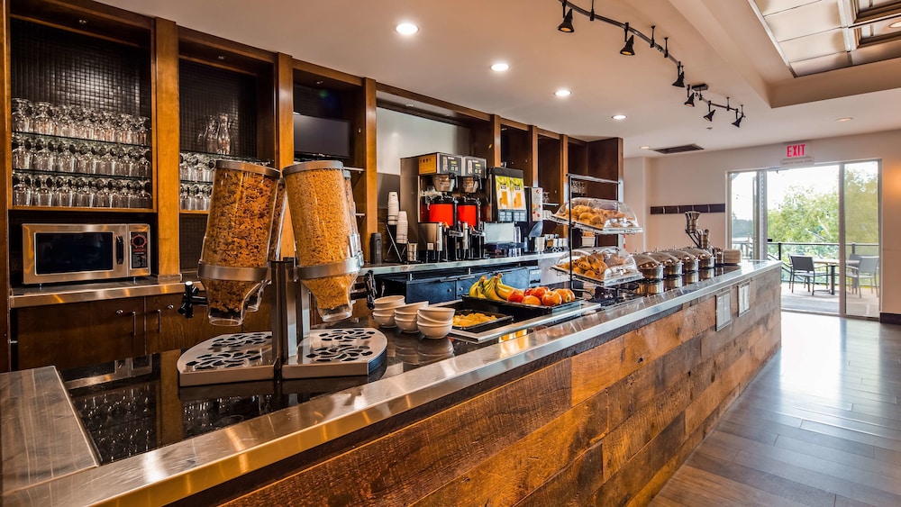 Best Western Plus Chocolate Lake Hotel 59/80