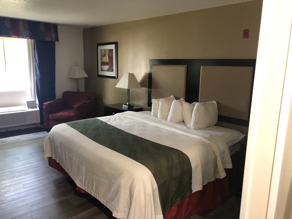 Quality Inn & Suites Woodstock Near Lake Geneva 5/15