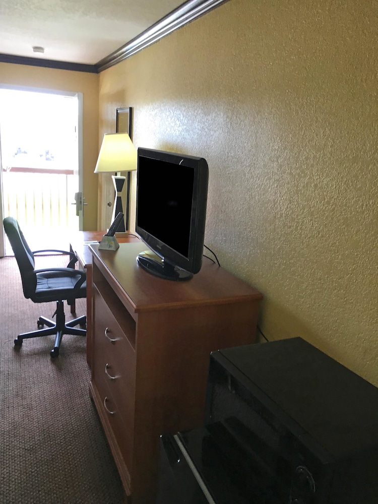 Xecutive Inn and Suites 33/37