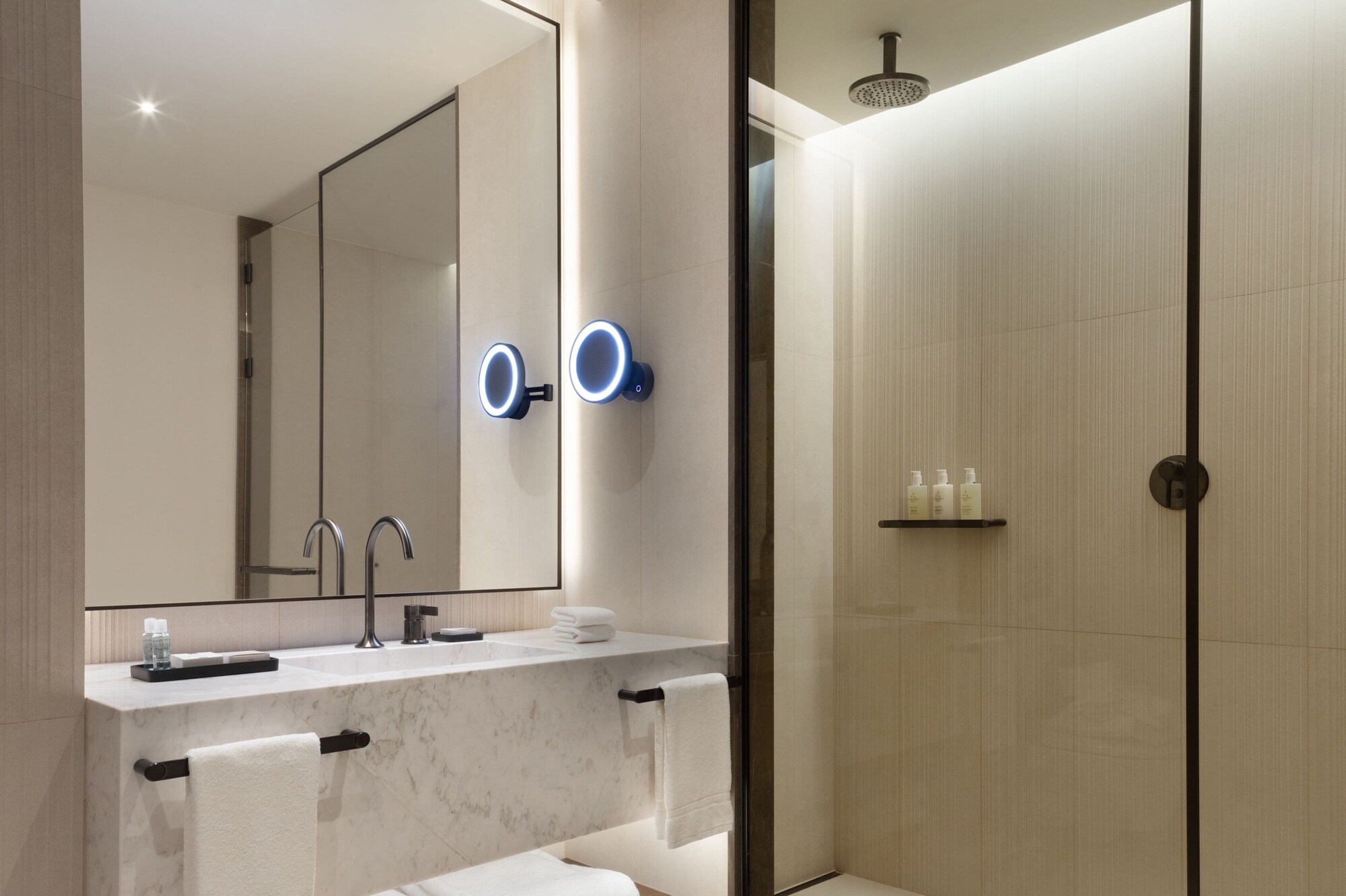 غرفة ديلوكس بسرير كينج بشرفة، JW Marriott Hotel Madrid 4/4