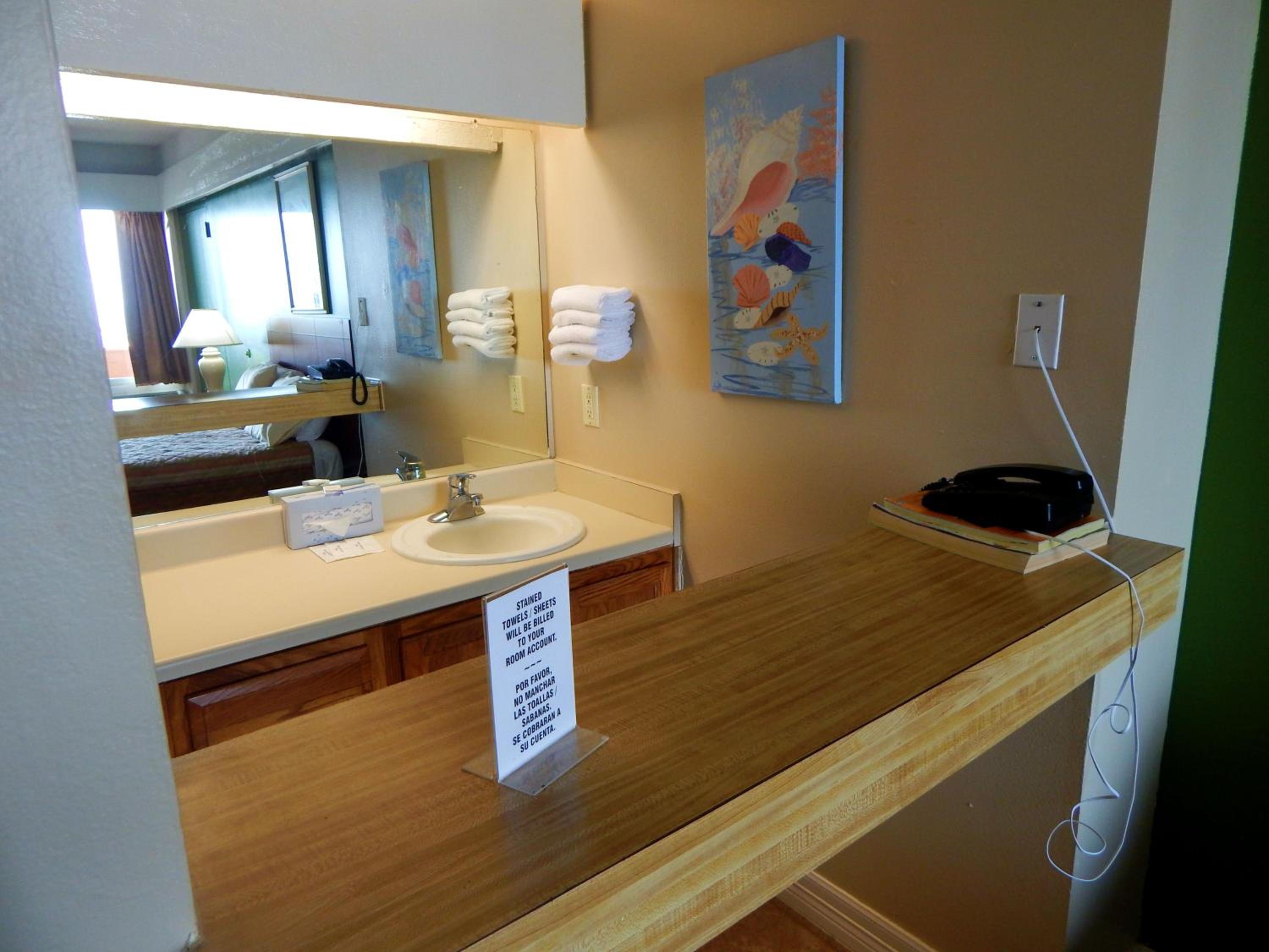 Standard, Queen Bed, Partial Ocean View, North Wing، Padre South Hotel On The Beach 7/8