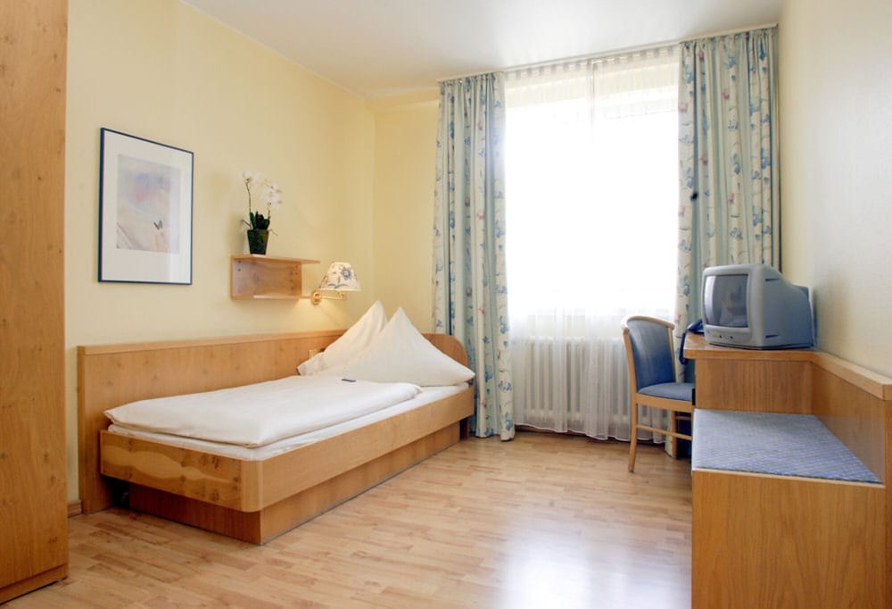ROOM, SINGLE