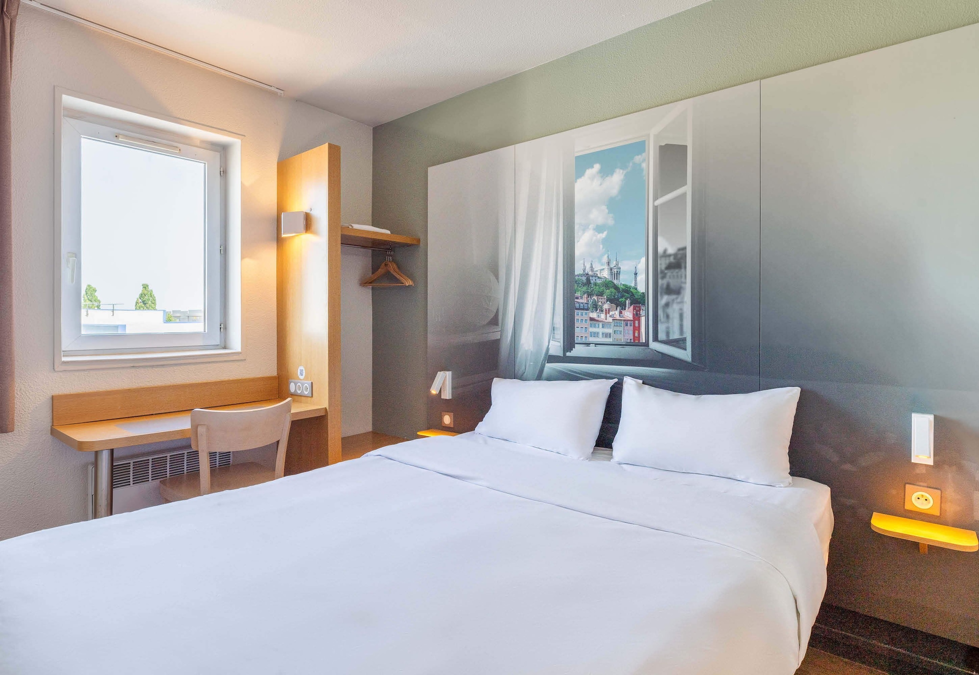 Room at B&B Hotel Lyon Saint Bonnet Mid Plaine, SAINT-BONNET-DE-MURE
