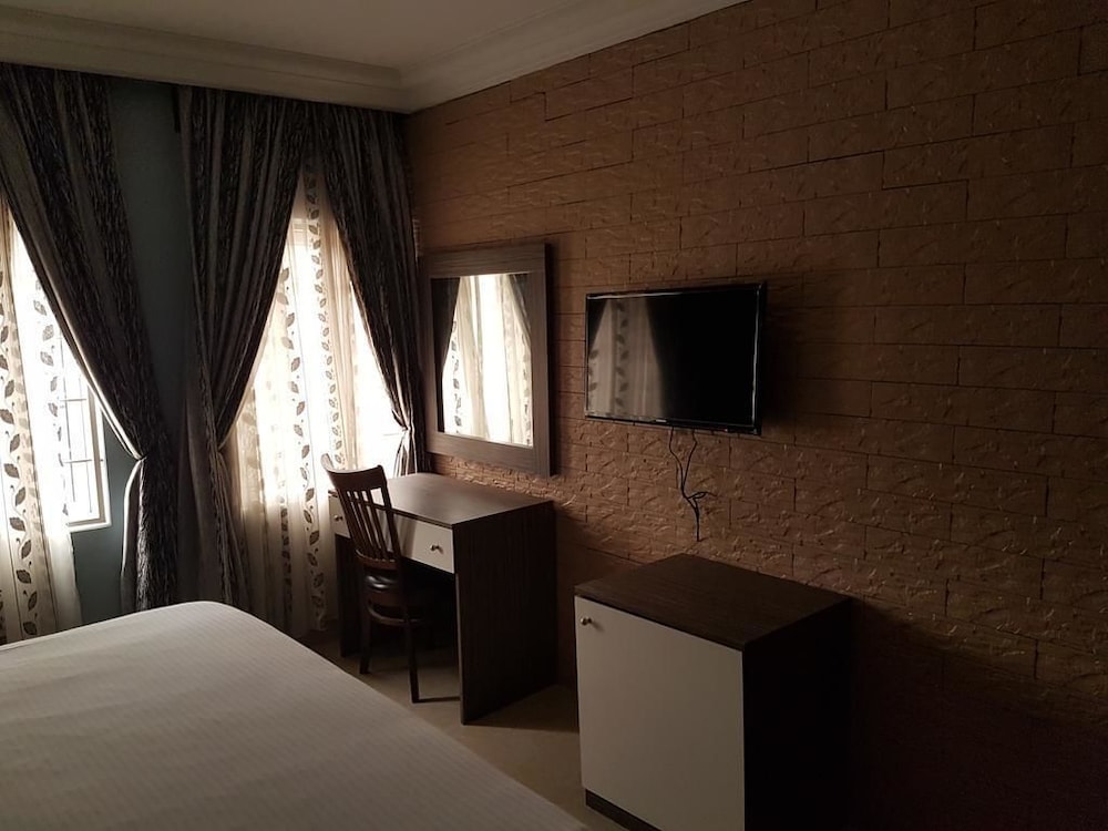 Emzrel Hotel & Suites 9/14
