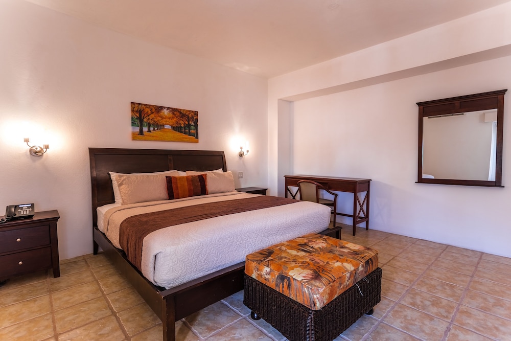 1 Bedroom, Suite, King Bed, Resort View, Kitchenette 7/10