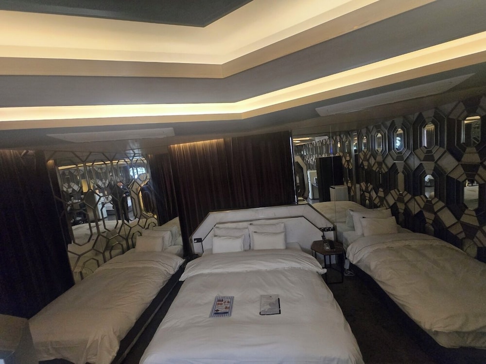 LUXURY, STUDIO, SUITE