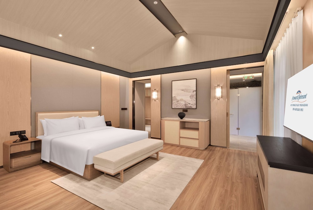 Howard Johnson Hot Springs Plaza YingHuaShan 24/60