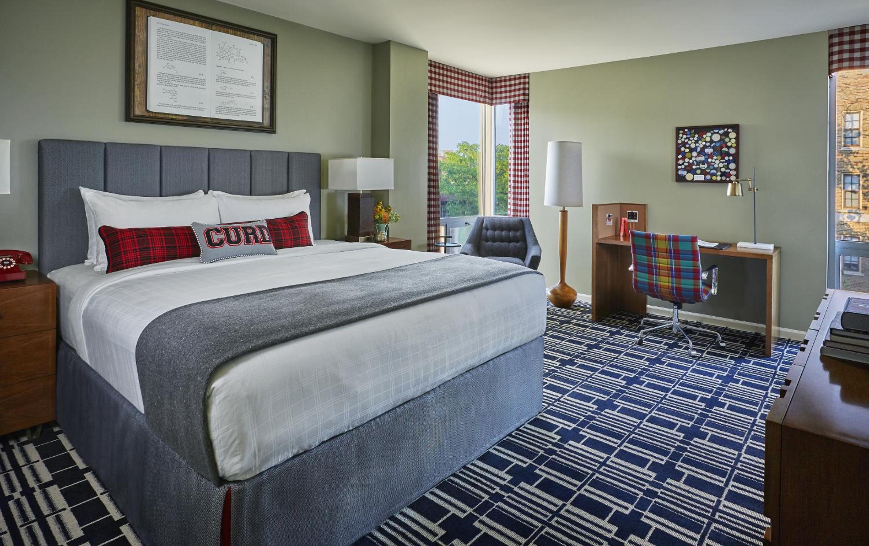 GRADUATE, KING BED
