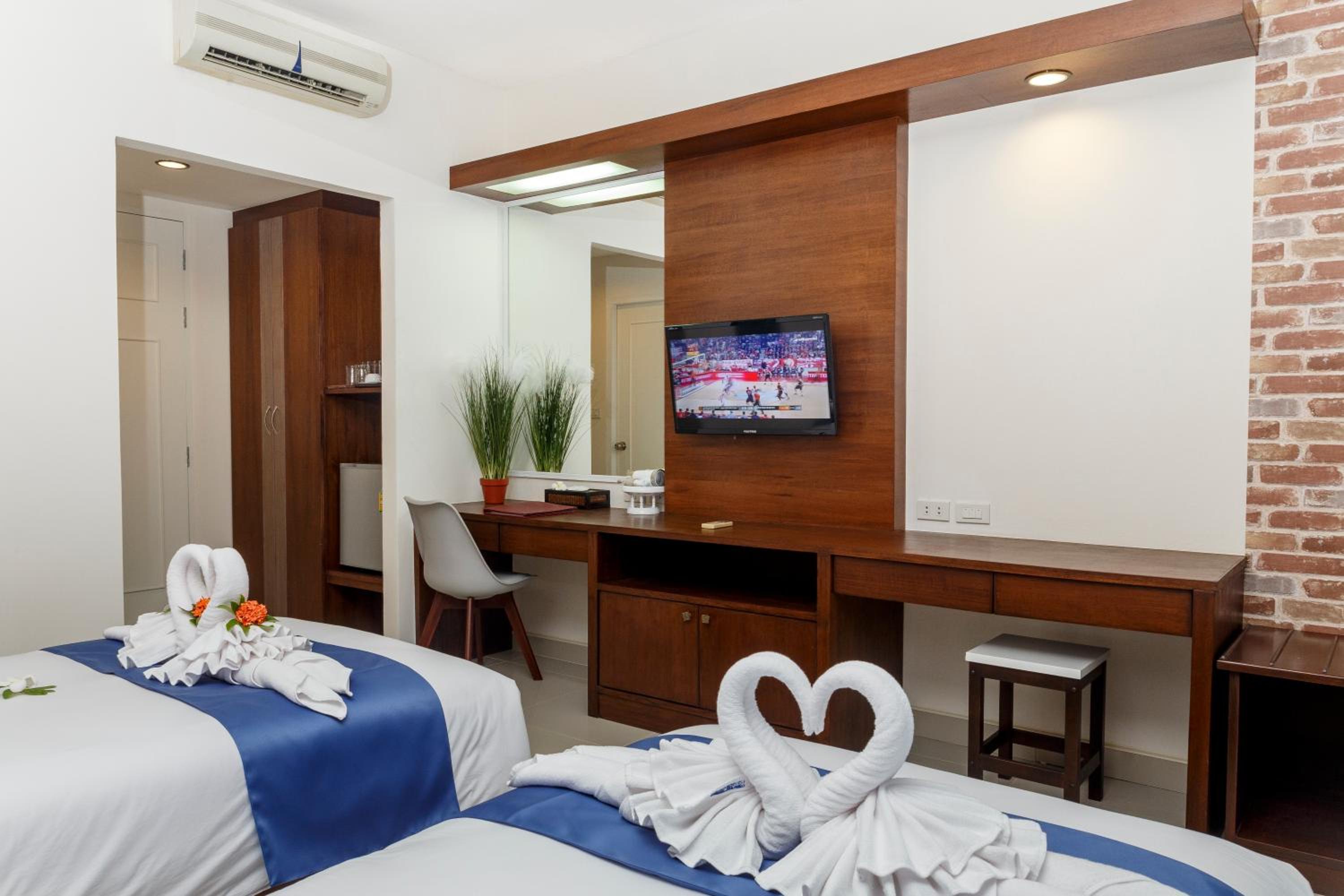 Tuana Hotels Brook Pool Access 20/50