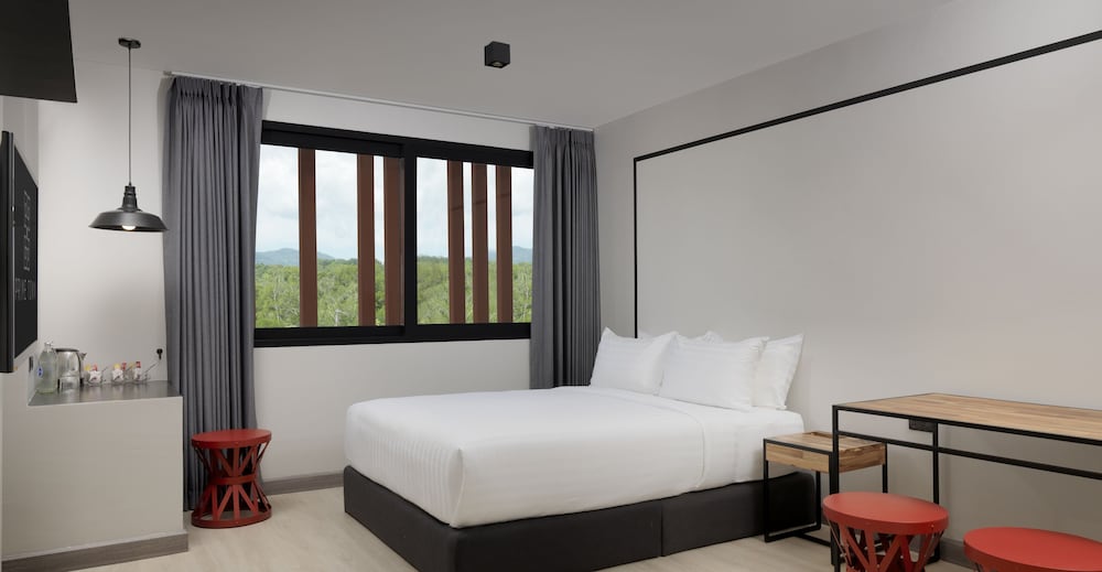 Superior, Queen Bed, Mountain View