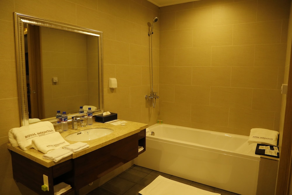 Royal Mountain Hotel 50/50