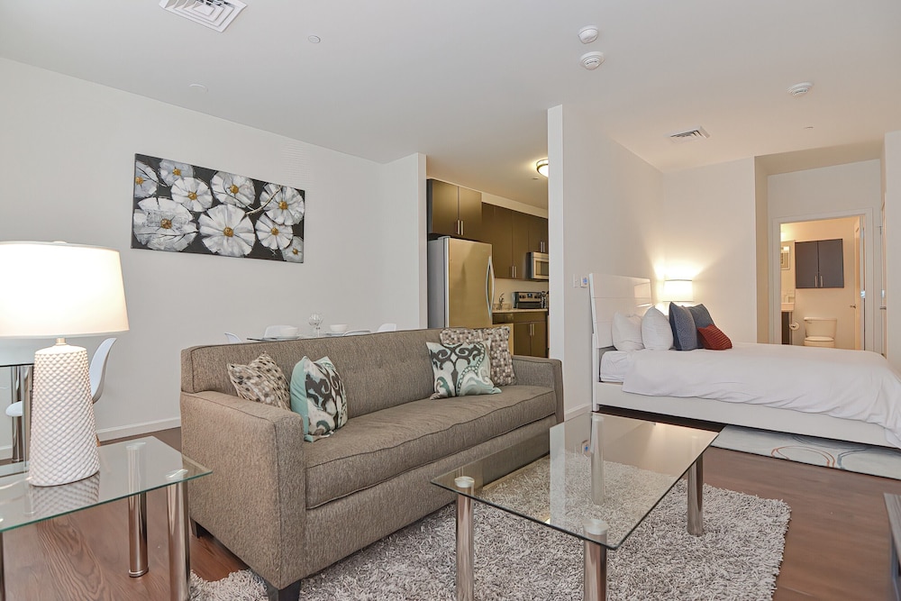 Global Luxury Suites East Boston 24/50