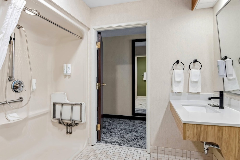 Sleep Inn & Suites Bay View Acme - Traverse City 68/68
