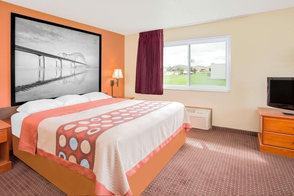 Super 8 by Wyndham Waverly 9/57