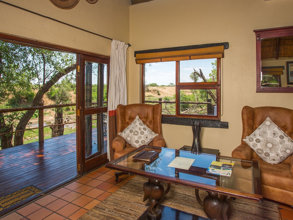 MADIKWE RIVER LODGE 9/42